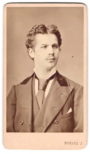 Fotografie Josef Borsos, Pesten, Deakufcza 4 sz, Junger Herr im Anzug mit Krawatte