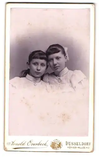 Fotografie Arnold Overbeck, Düsseldorf, Königs-Allee 43, Zwei junge Mädchen in hübscher Kleidung