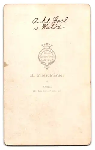 Fotografie H. Fleischhauer, Essen, Linden-Allee 43, Bürgerlicher Herr lehnt am Sockel