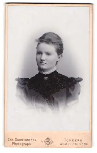 Fotografie Chr. Schwennesen, Tondern, Wester-Strasse 96, Junge Dame mit zurückgebundenem Haar