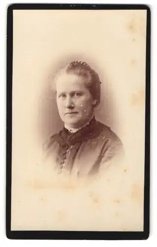 Fotografie Wilhelm Otto, Düsseldorf, Schadow-Strasse 42, Bürgerliche Dame mit hochgestecktem Haar