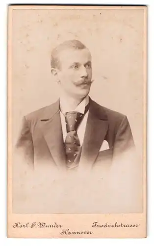 Fotografie Karl F. Wunder, Hannover, Friedrichstrasse, Elegant gekleideter Herr mit Schnauzbart