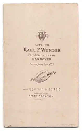 Fotografie Karl F. Wunder, Hannover, Friedrichstrasse, Elegant gekleideter Herr mit Schnauzbart