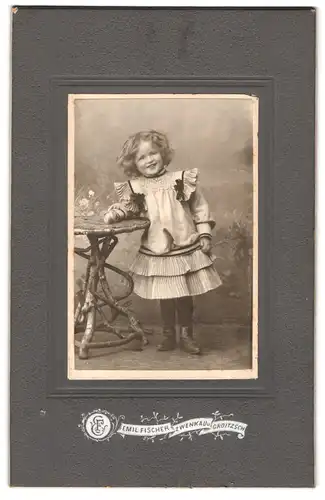 Fotografie Emil Fischer, Zwenkau, Kleines Mädchen im karierten Kleid