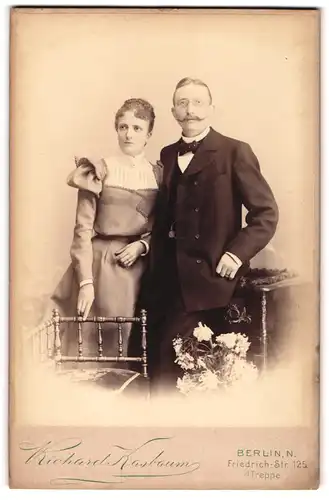 Fotografie Richard Kasbaum, Berlin-N., Friedrichstrasse 125, Ehepaar in eleganter Kleidung