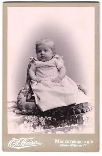 Fotografie O. H. Weise, Markneukirchen i. S., Obere Strasse 27, Süsses Kleinkind im hübschen Kleid