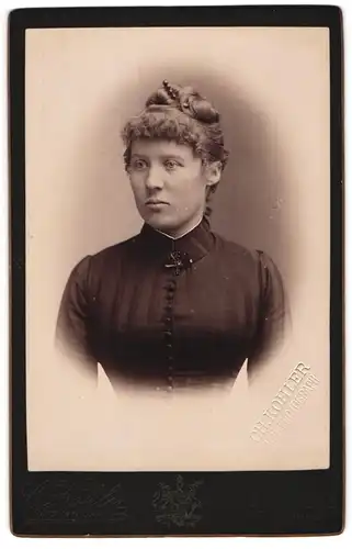 Fotografie C. Kohler, Heilbronn, Titotstrasse 7, Junge Dame mit Hochsteckfrisur und Kragenbrosche