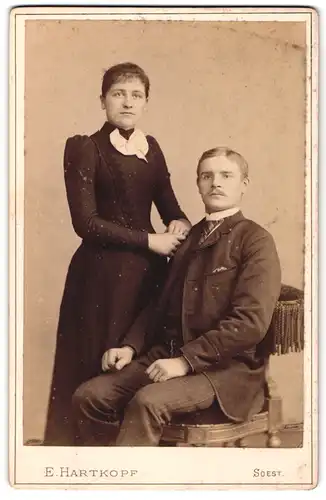 Fotografie E. Hartkopf, Soest, Junges Paar in modischer Kleidung