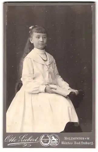 Fotografie Otto Liebert, Holzminden a. W., Junge Dame in modischer Kleidung