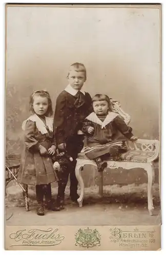 Fotografie J. Fuchs, Berlin, Friedrichstrasse 108, Königstrasse 52, Drei Kinder in hübscher Kleidung