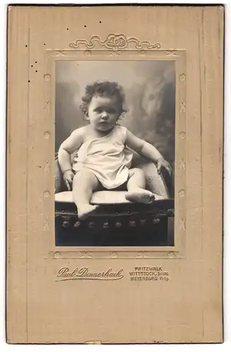 Fotografie Paul Donnerhack, Pritzwalk, Süsses Kleinkind im Hemd mit nackigen Füssen
