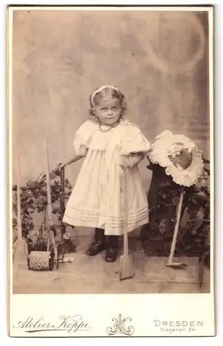Fotografie Atelier Köppe, Dresden, Pragerstrasse 24, Kleines Mädchen im Kleid mit Schaufel