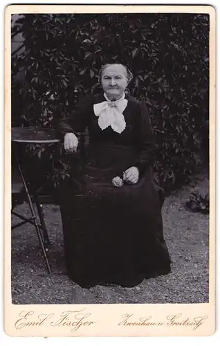 Fotografie Emil Fischer, Zwenkau, Ältere Dame im Kleid mit Haube