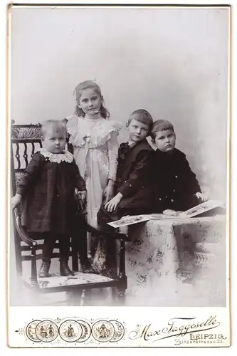 Fotografie Max Taggeselle, Leipzig, Zeitzerstrasse 23 Ecke Sidonienstrasse, Vier Kinder in hübscher Kleidung