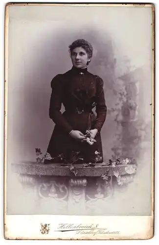 Fotografie C. M. Hellenbroich, Düsseldorf, Schadowstrasse 76, Junge Dame im Kleid