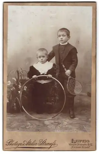 Fotografie Atelier Strauss, Leipzig, Windmühlenstrasse 8-12, Zwei modisch gekleidete Jungen mit Tennisschläger und Reifen