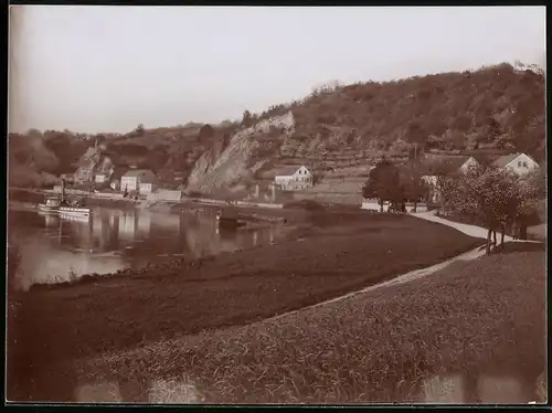 Fotografie Brück & Sohn Meissen, Ansicht Diesbar / Elbe, Elbbogen mit Weinberg und Dampfer