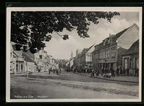 AK Rosslau a. d. Elbe, Hauptstrasse mit Passanten