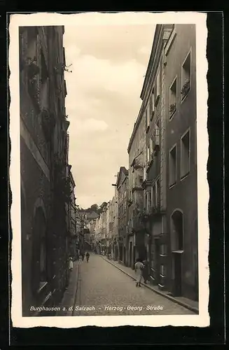 AK Burghausen a. d. Salzach, Herzog-Georg-Strasse mit Passanten