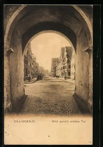 AK Dillingen /D., Strassenpartie mit Geschäften durch`s mittlere Tor