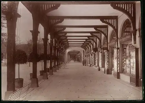 Fotografie Brück & Sohn Meissen, Ansicht Bad Elster, Blick in die Brunnenkolonnade mit Geschäften