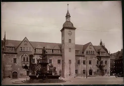 Fotografie Brück & Sohn Meissen, Ansicht Freiberg i. Sa., Partie am Rathaus mit Denkmal Otto d. Reiche