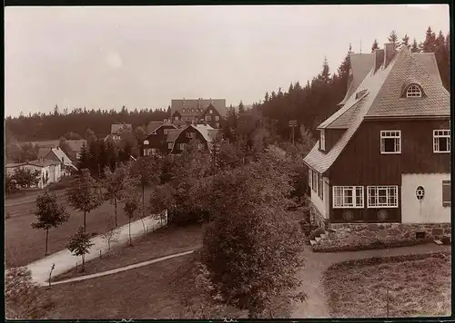 Fotografie Brück & Sohn Meissen, Ansicht Oberbärenburg i. Erzg., Blick auf die Wohnhäuser im Ort
