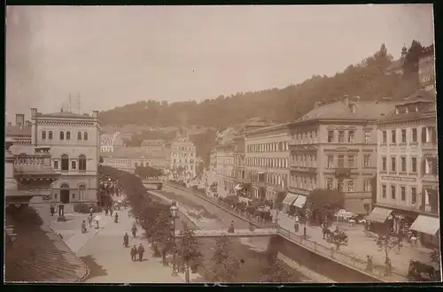 Fotografie Brück & Sohn Meissen, Ansicht Karlsbad, Blick in die Kreuzgasse mit dem Kurhaus