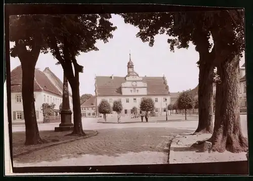 Fotografie Brück & Sohn Meissen, Ansicht Belgern / Elbe, Blick nach dem Rathaus mit alter Postsäule