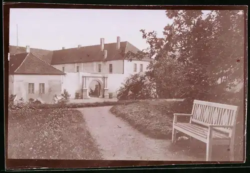 Fotografie Brück & Sohn Meissen, Ansicht Senftenberg, Partie im Park vor dem alten Schloss