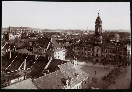 Fotografie Brück & Sohn Meissen, Ansicht Grossenhain i. Sa., Blick über die Stadt mit dem Rathausplatz und Rathaus