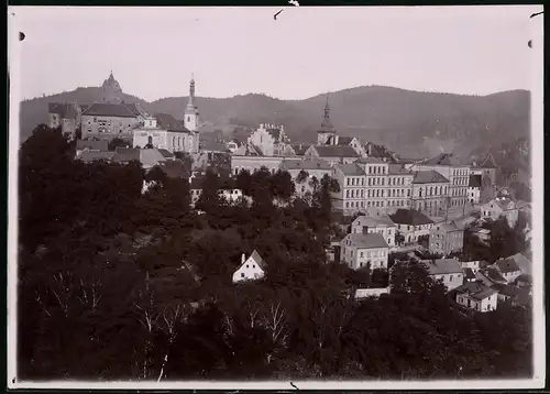 Fotografie Brück & Sohn Meissen, Ansicht Elbogen, Blick auf die Stadt mit der Burg Loket