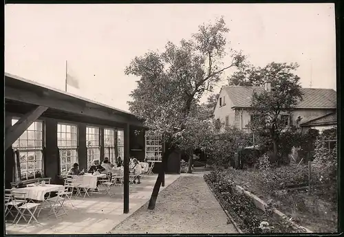 Fotografie Brück & Sohn Meissen, Ansicht Diesbar-Nieschütz, Gartenseite mit Terrasse des Cafe Grundmann
