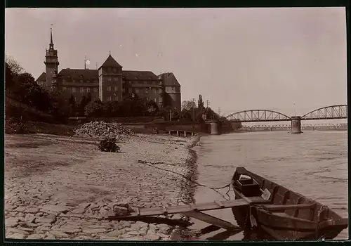 Fotografie Brück & Sohn Meissen, Ansicht Torgau / Elbe, Partie an der Elbe mit Schloss Hartenfels mit Elbbrücke