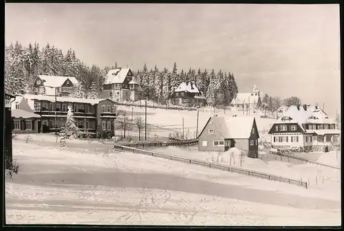 Fotografie Brück & Sohn Meissen, Ansicht Oberbärenburg i. Erzg., Blick in den Ort mit Hotel, im Winter