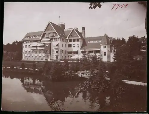 Fotografie Brück & Sohn Meissen, Ansicht Bad Elster, Blick über den Fluss zum Sanatorium
