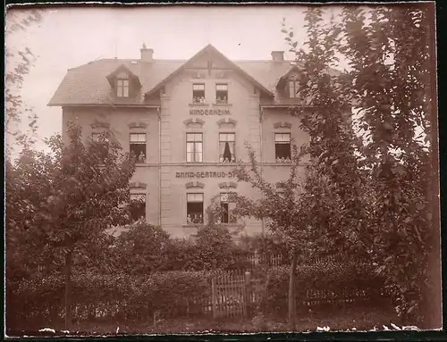 Fotografie Brück & Sohn Meissen, Ansicht Kleinschweidnitz, Blick auf das Kinderheim Anna-Gertrud-Stift