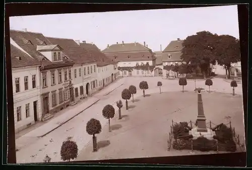 Fotografie Brück & Sohn Meissen, Ansicht Belgern / Elbe, Blick auf den Markt mit Kriegerdenkmal und Geschäften