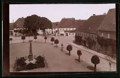 Fotografie Brück & Sohn Meissen, Ansicht Belgern / Elbe, Strassenansicht mit Marktplatz und Kriegerdenkmal
