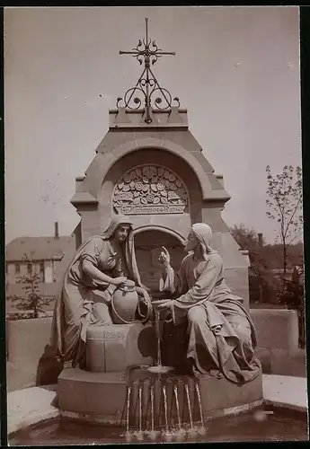 Fotografie Brück & Sohn Meissen, Ansicht Hainichen i. Sa., Blick auf den Brunnen am Kirchplatz