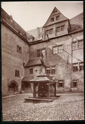 Fotografie Brück & Sohn Meissen, Ansicht Rochsburg / Mulde, 3. Schlosshof mit Alten Ziehbrunnen