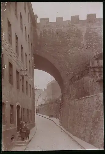 Fotografie Brück & Sohn Meissen, Ansicht Meissen i. Sa., Blick in den Hohlweg mit der Schlossbrücke
