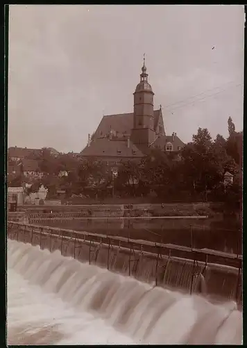 Fotografie Brück & Sohn Meissen, Ansicht Penig i. Sa., Blick über das Muldenwehr nach der Stadtkirche