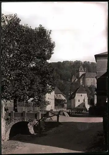 Fotografie Brück & Sohn Meissen, Ansicht Liebstadt i. Sa., Partie im Ort mit alter Steinbrücke und Blick zum Schloss
