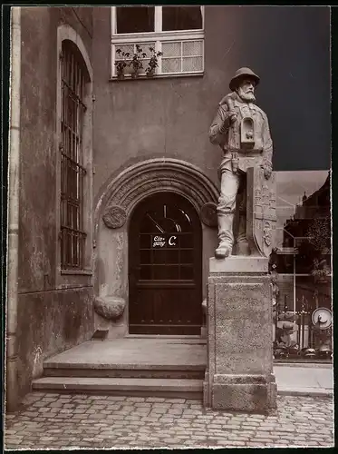 Fotografie Brück & Sohn Meissen, Ansicht Freiberg i. Sa., Bergmannfigur am Rathaus