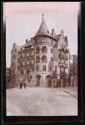 Fotografie Brück & Sohn Meissen, Ansicht Karlsbad, Strassenpartie mit Blick zum Evangelischen Hospiz