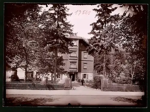 Fotografie Brück & Sohn Meissen, Ansicht Kipsdorf, Hotel Halali, Einfahrt mit Personal