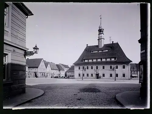 Fotografie Brück & Sohn Meissen, Ansicht Neustadt i. Sa., Marktplatz mit Rathaus, Strassenansicht