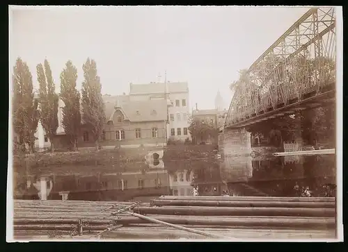 Fotografie Brück & Sohn Meissen, Ansicht Weissenfels, Holzfloss an der Saalebrücke