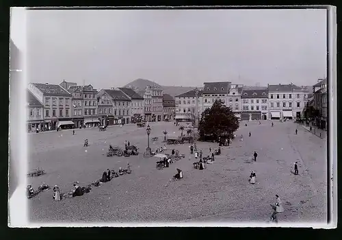 Fotografie Brück & Sohn Meissen, Ansicht Leitmeritz, Marktplatz mit umliegenden Gebäuden & Ladengeschäfte